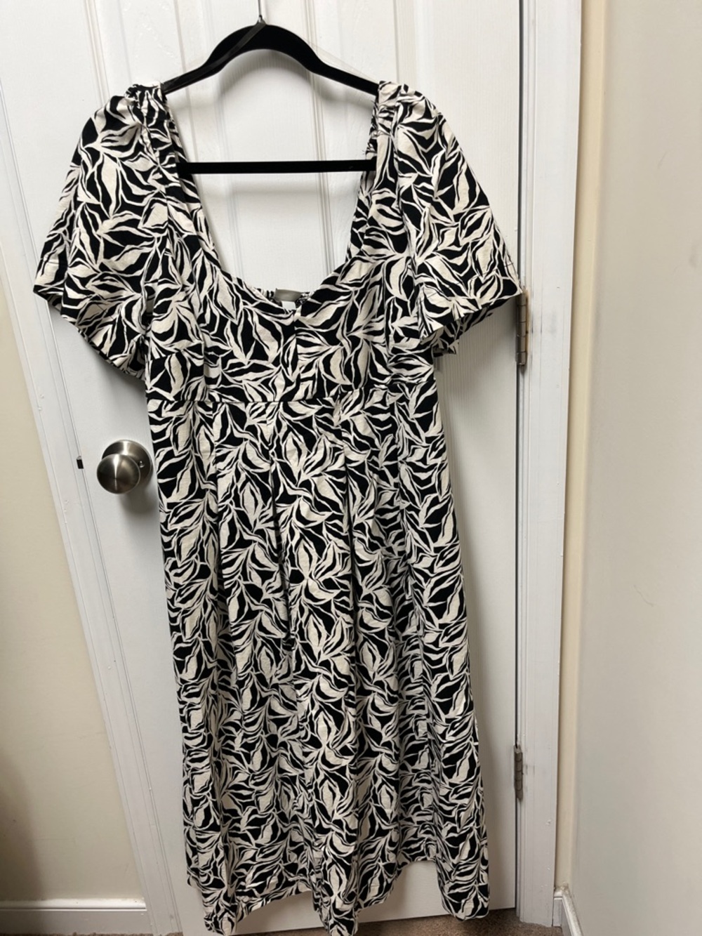 a new day Black and White Leaf-Print Midi Dress